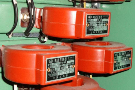 為什么電流互感器二次側不能開路？